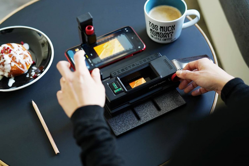 Lomography DigitaLIZA Max Lets You Scan Film With Your Smartphone