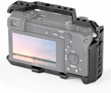 Sony ILCE-6400 + 18-135mm + SmallRig 2310B Cage
