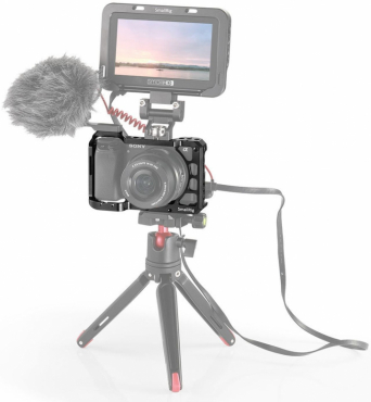 Sony ILCE-6400 + 18-135mm + SmallRig 2310B Cage