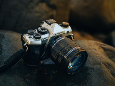 OM SYSTEM OM-5 II silver + 14-150mm II + Peter Hadley BLS-5 battery