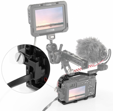 Sony ILCE-6400 + 18-135mm + SmallRig 2310B Cage