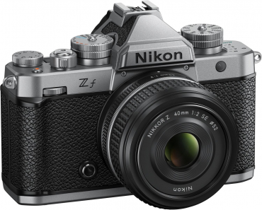 Nikon Zf + 40mm f2 SE silber + SmallRig Lederetui