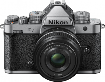 Nikon Zf + 40mm f2 SE silber + SmallRig Lederetui