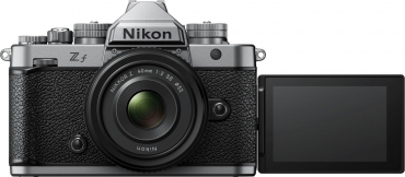 Nikon Zf + 40mm f2 SE silber + SmallRig Lederetui