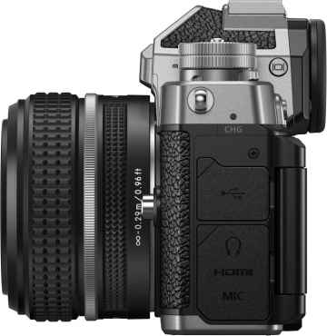 Nikon Zf + 40mm f2 SE silber + SmallRig Lederetui