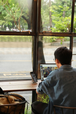 NANLITE lumo Smartphone-Ringleuchte mit cleverem Klappmechanismus mint