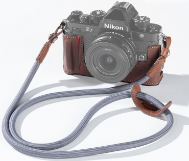 Nikon Zf + 40mm f2 SE silber + SmallRig Lederetui
