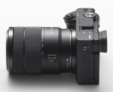 Sony ILCE-6400 + 18-135mm + SmallRig 2310B Cage