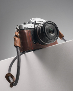 Nikon Zf + 40mm f2 SE silber + SmallRig Lederetui