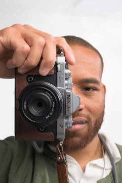 Nikon Zf + 40mm f2 SE silber + SmallRig Lederetui