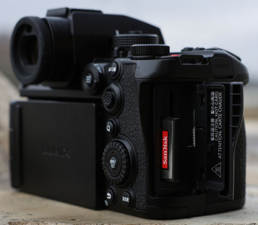 Panasonic Lumix DC-S1RII + XLR-Mikrofonadapter DMW-XLR2